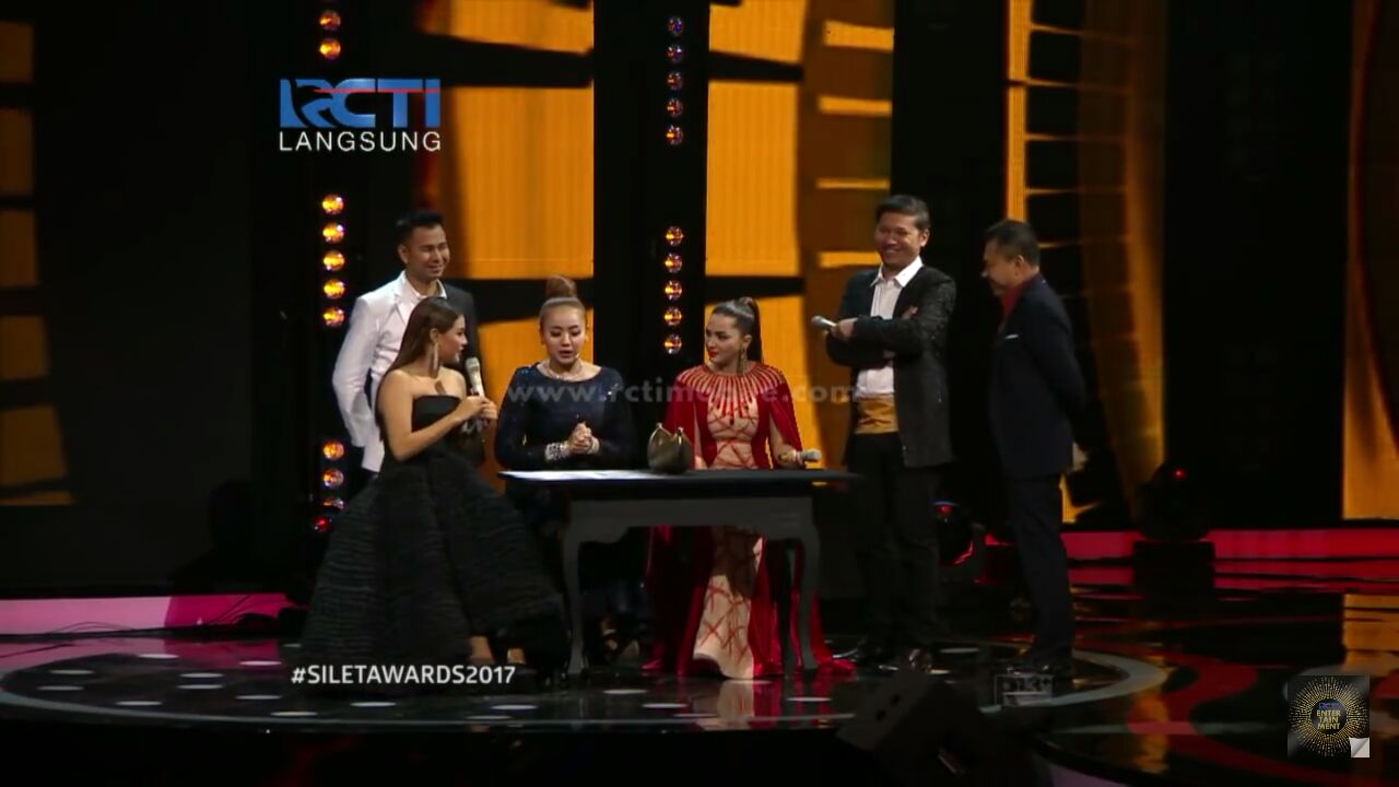 Mama Ella with all hosts Silet Awards 2017 RCTI